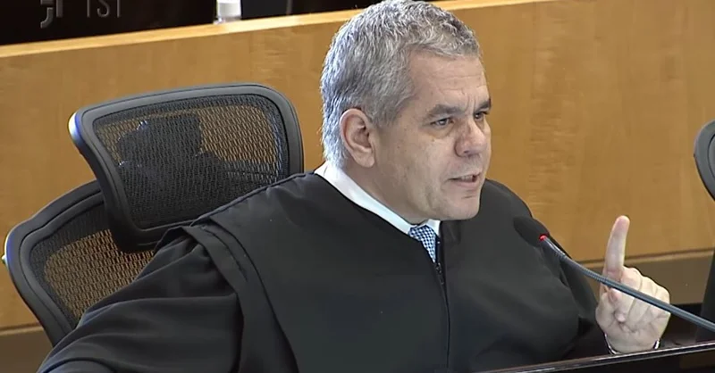 Ministro do TST fala durante sessão de julgamento